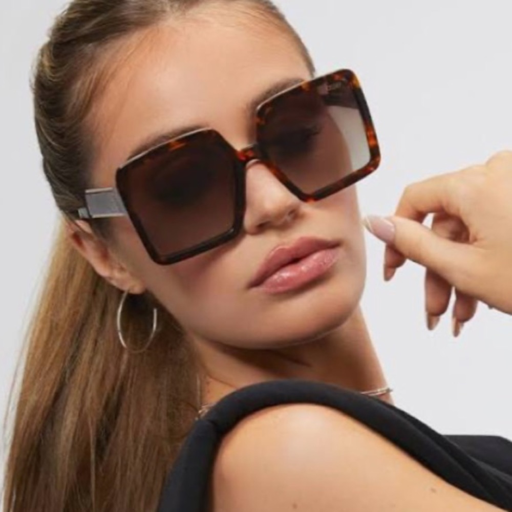 READ SCUFFS Quay Almost ready polarized square Sunnies